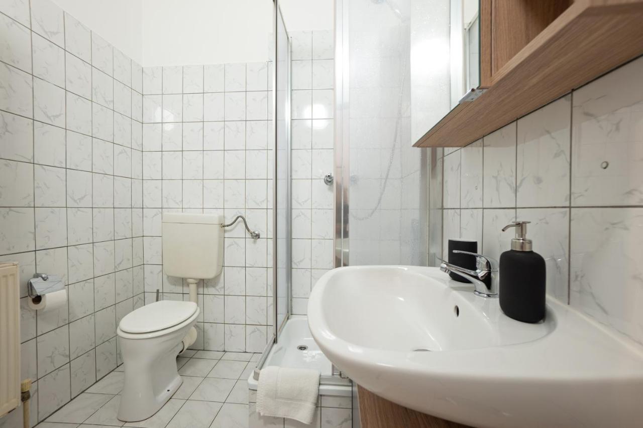 Lovely 1-Bedroom Apartment Next To Praterstern 비엔나 외부 사진
